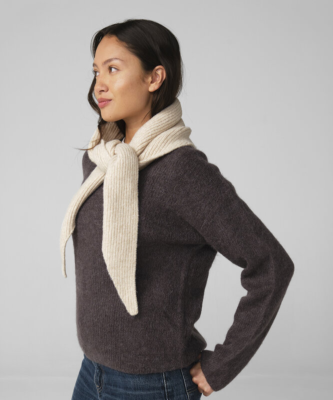 Knitted triangle scarf – image 1